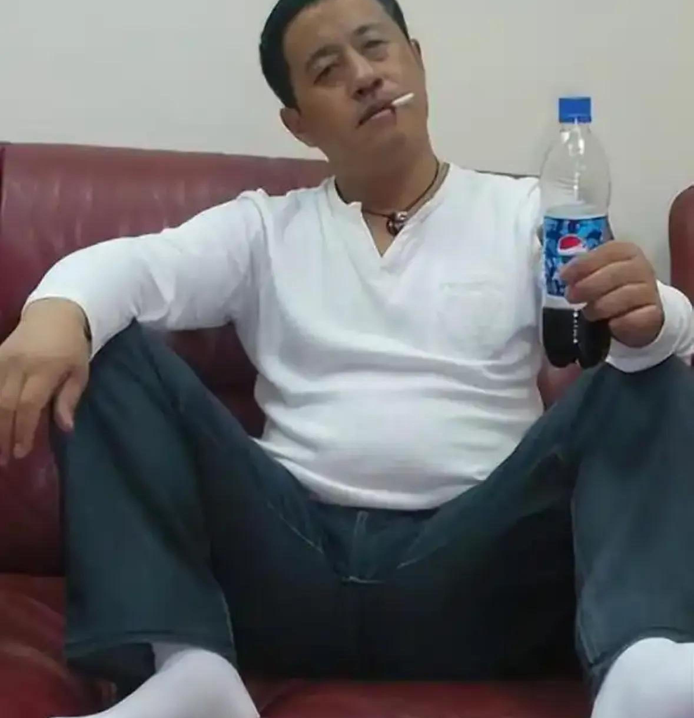 王小宝嘴歪了!直播露脸惊呆网友,乡村爱情长贵这些年经历了啥?