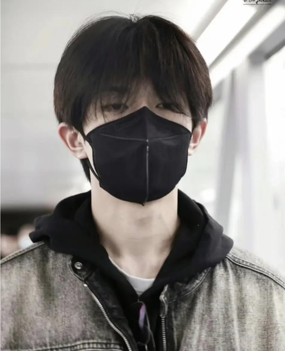 林志颖15岁儿子kimi正面照曝光!眉眼间超像爸爸,目测身高超180