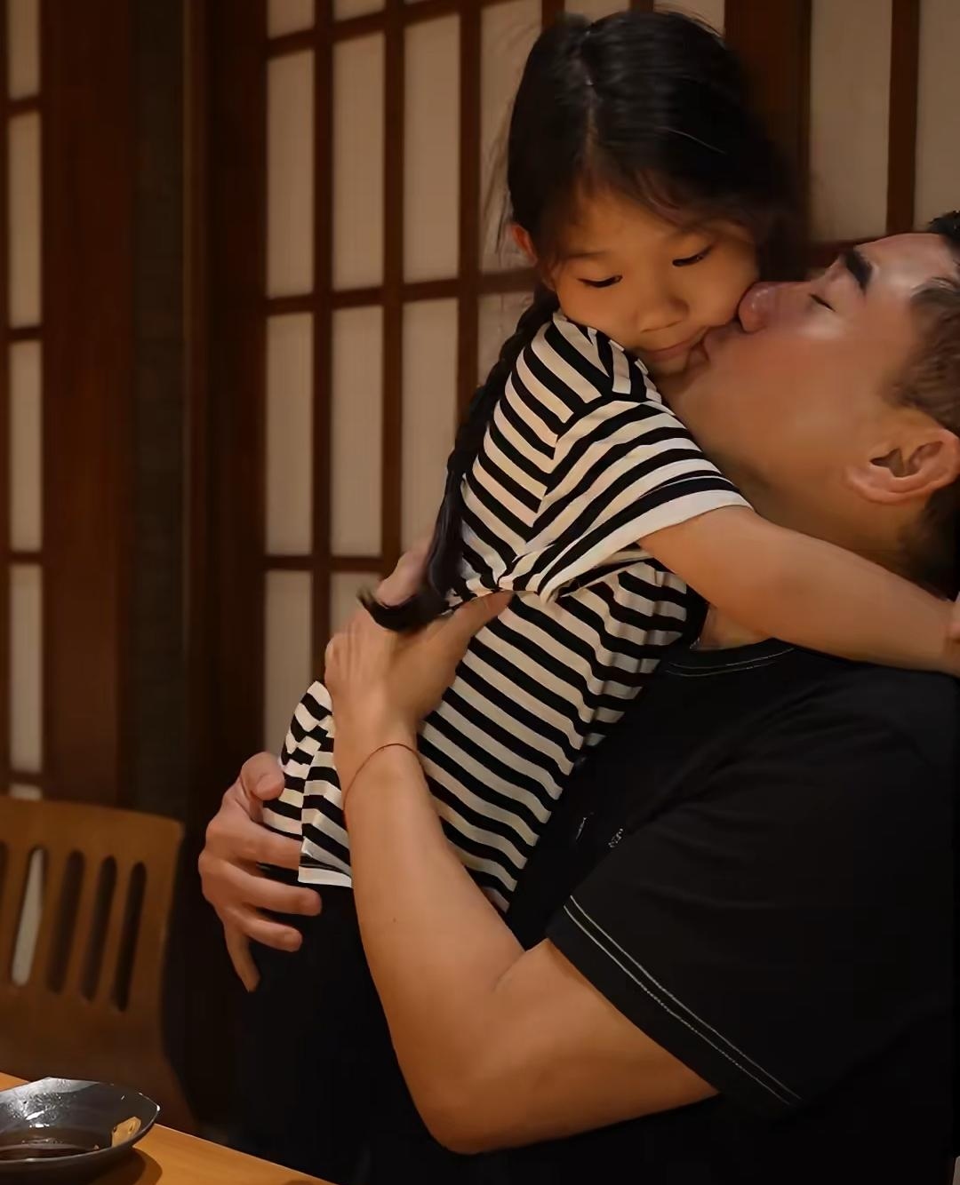 吴大维老婆首出镜,说话温柔,满眼爱意!夫妻14岁年龄差像父女