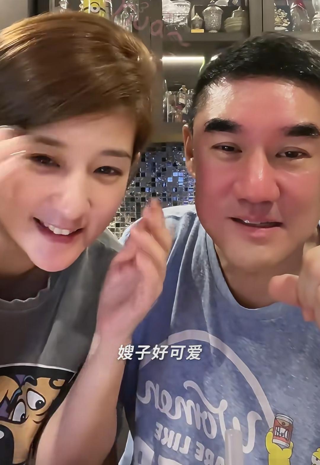 吴大维老婆首出镜,说话温柔,满眼爱意!夫妻14岁年龄差像父女