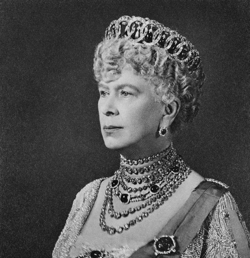 玛丽王后珠宝无数,对人慷慨大方,为何只送儿媳一条勒脖子的项链