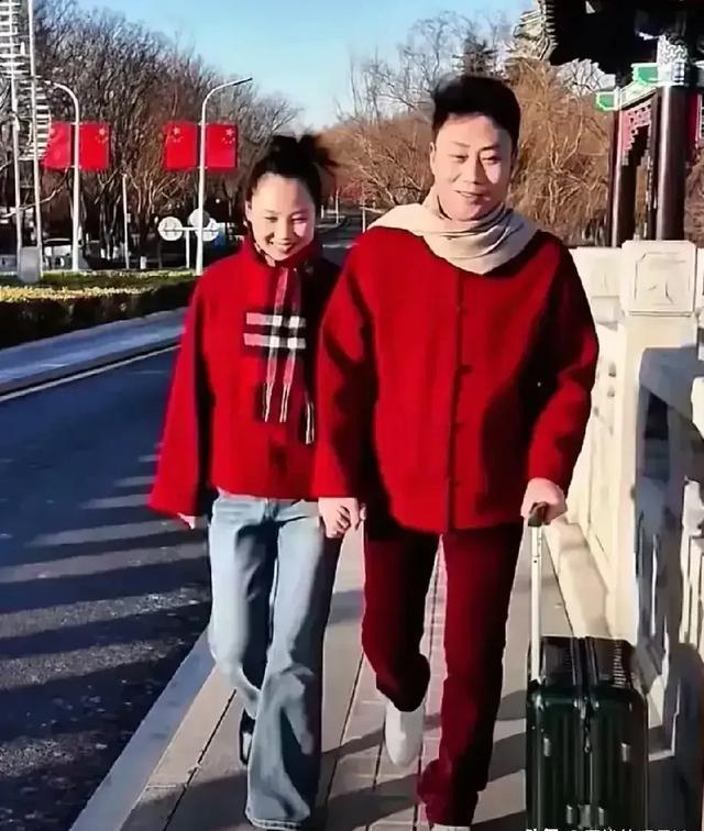 耿为华老师终于结婚了,两人手牵手,这画面看起来很温馨