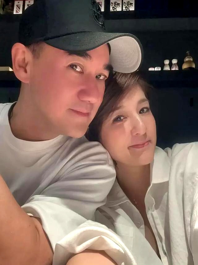 59岁吴大维和老婆餐厅约会,打扮有型不显老,夫妻俩颜值好般配