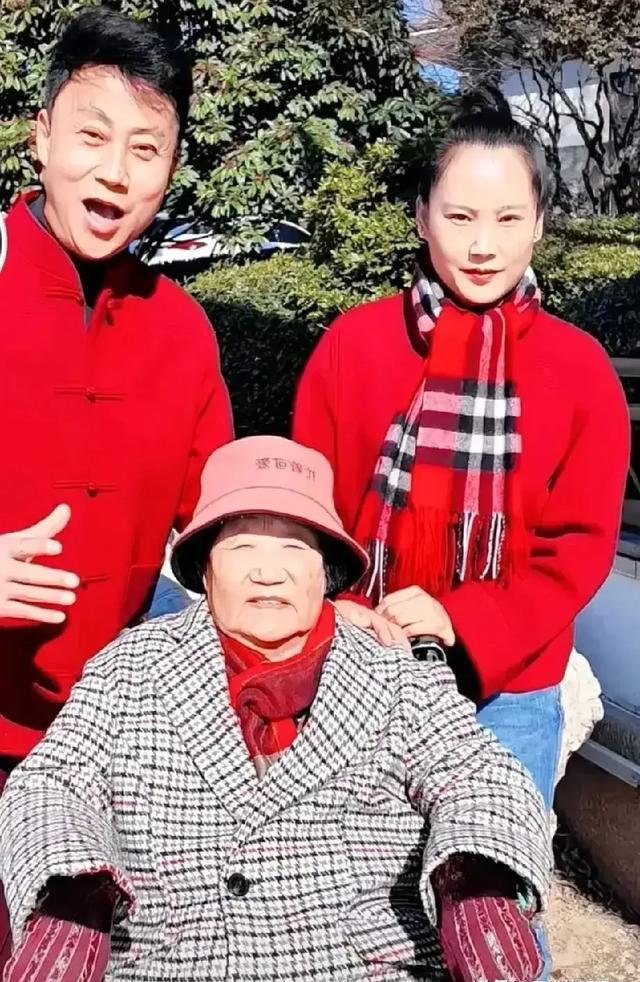 耿为华老师终于结婚了,两人手牵手,这画面看起来很温馨