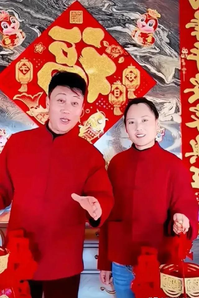 耿为华老师终于结婚了,两人手牵手,这画面看起来很温馨