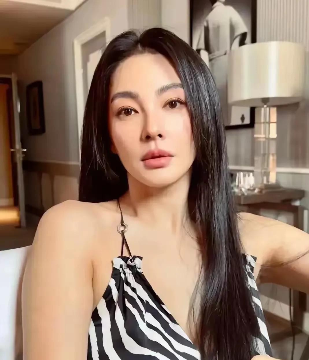 张雨绮睡衣生图掀桌内娱!37岁真实曲线引共鸣,无滤镜身材逆天