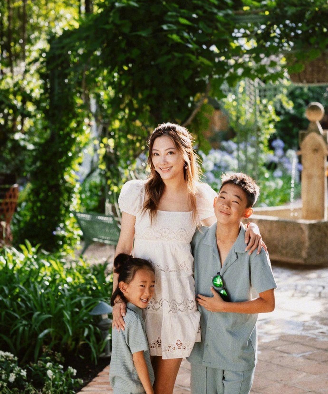 应采儿庆大儿子满12岁jasper身高超妈妈肩膀和弟弟共用一张脸