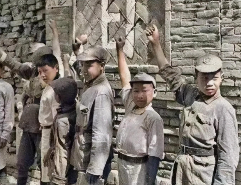 1935年,一小红军被枪决前,提一要求,土匪听后,放人还给钱