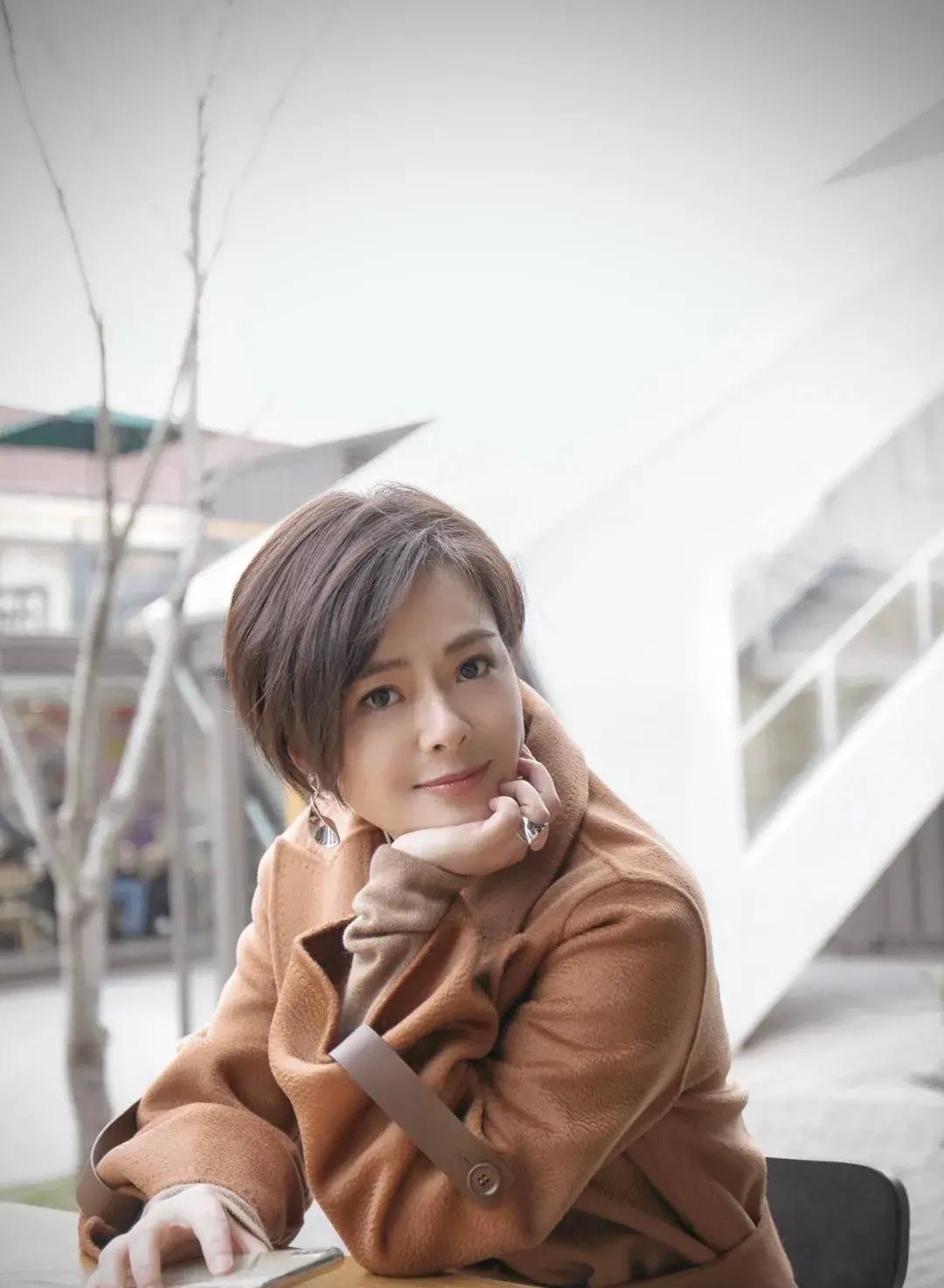 上海主持人陈辰低调嫁声乐老师转型做幕后儿女双全生活美满