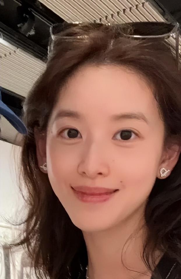 章泽天英国出席艺术展 剪短发形象有变化 脸消瘦身材显瘦