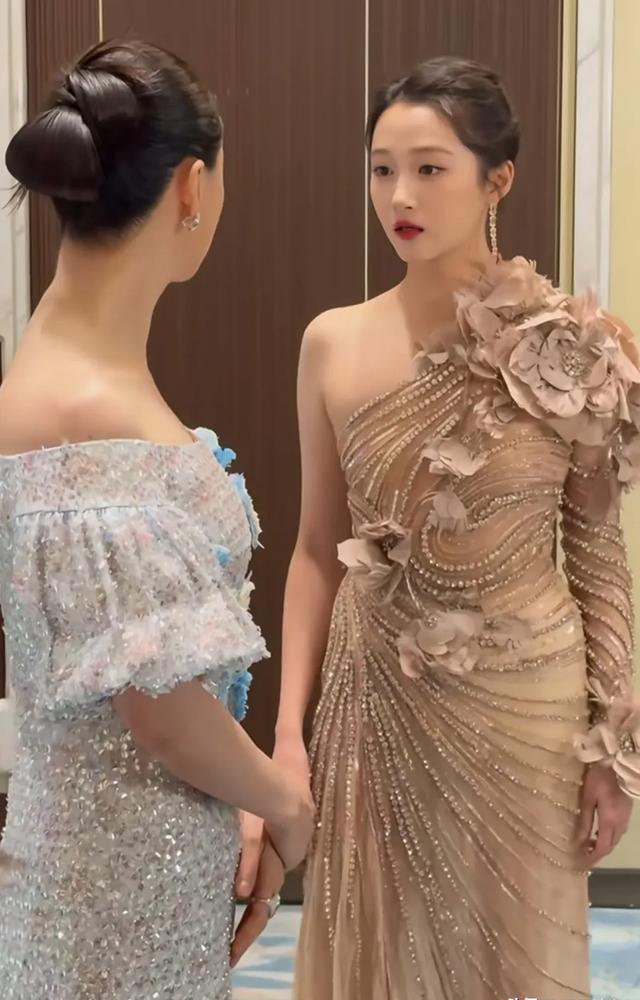 同样是大骨架,关晓彤和蒋欣同框,竟然略胜一筹,杨紫跑去搭话