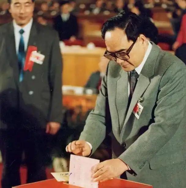 丁关根同志的简历