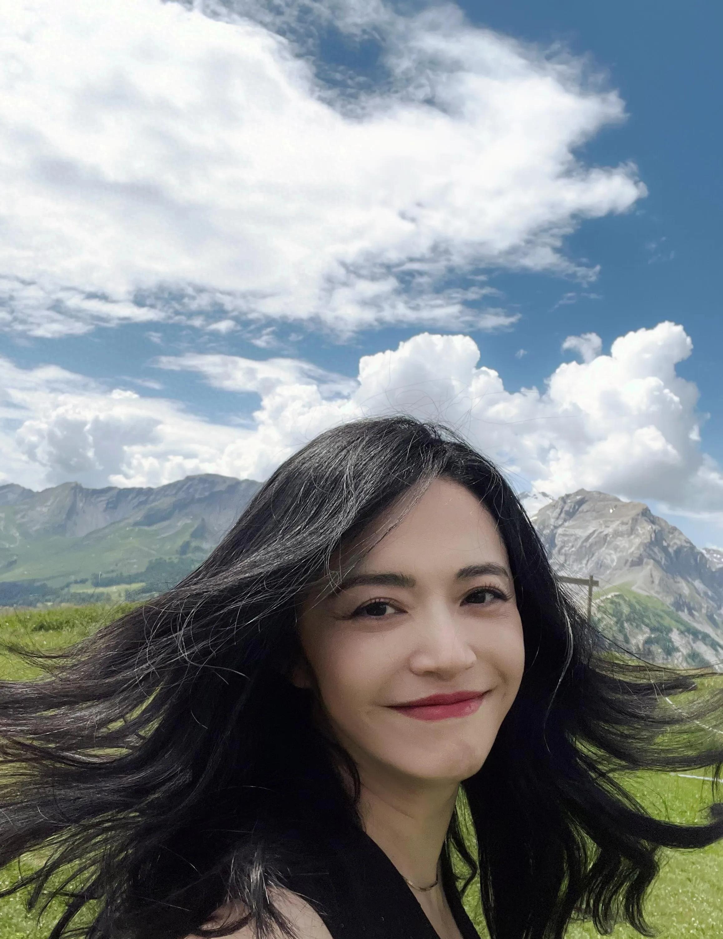 姚晨在阿尔卑斯山自拍她笑的牙花都露出来了她眼角的皱纹很美