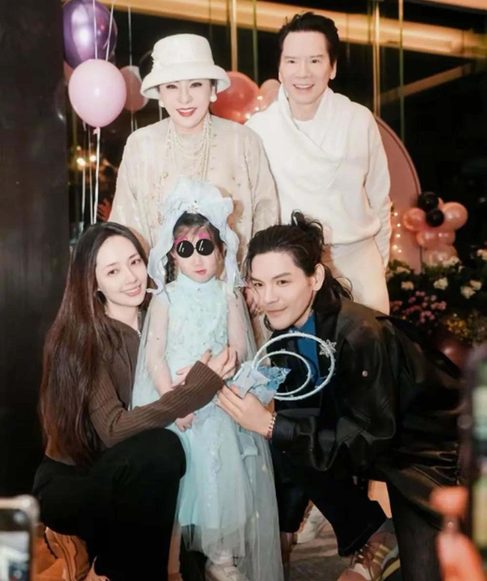 郭碧婷爸爸晒向家给女儿买的地花园就上百平方还有流浪动物园