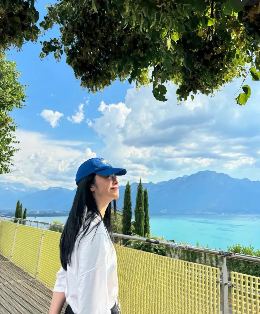 姚晨在阿尔卑斯山自拍她笑的牙花都露出来了她眼角的皱纹很美