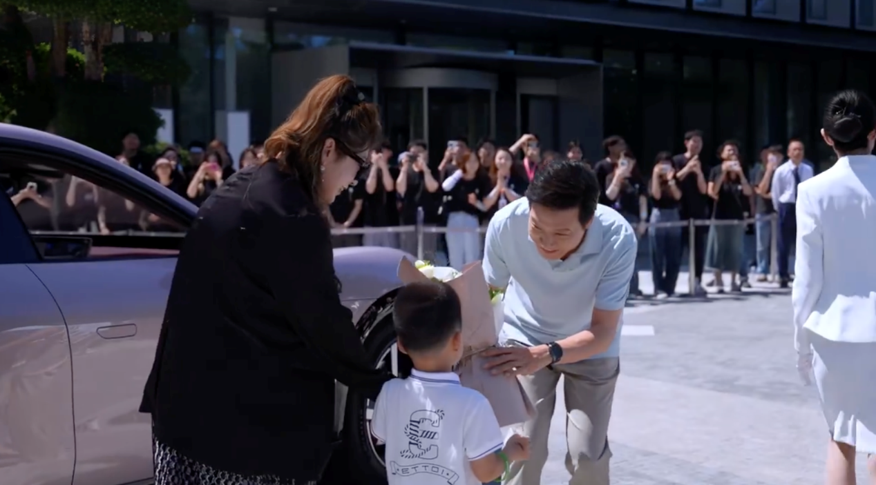 小米YU7正式交付，雷军躬身开门，友商们还是学不来！