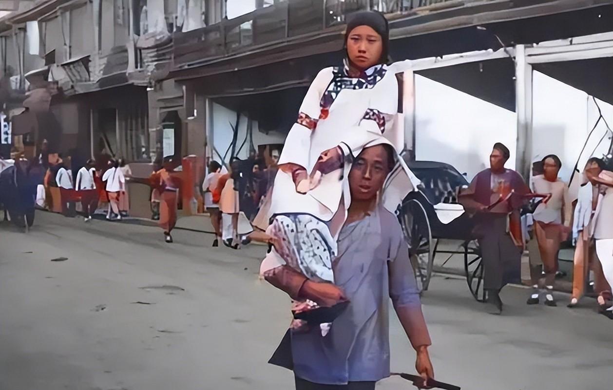 晚清彩色老照片:女犯人游街示众,坐在龟奴肩上的妓女面色凄苦