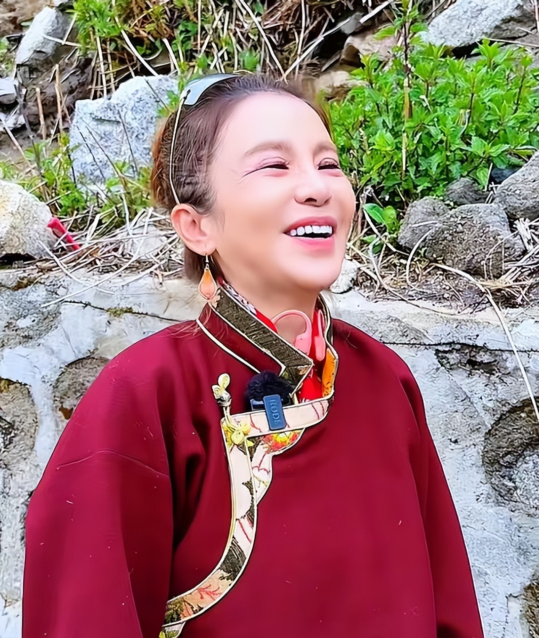 朱迅自曝糗事!被草扎屁股!网友笑喷了