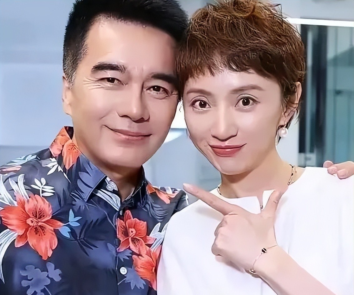 61岁许亚军乐山出游!49岁妻子美如少女!16岁儿子帅炸了