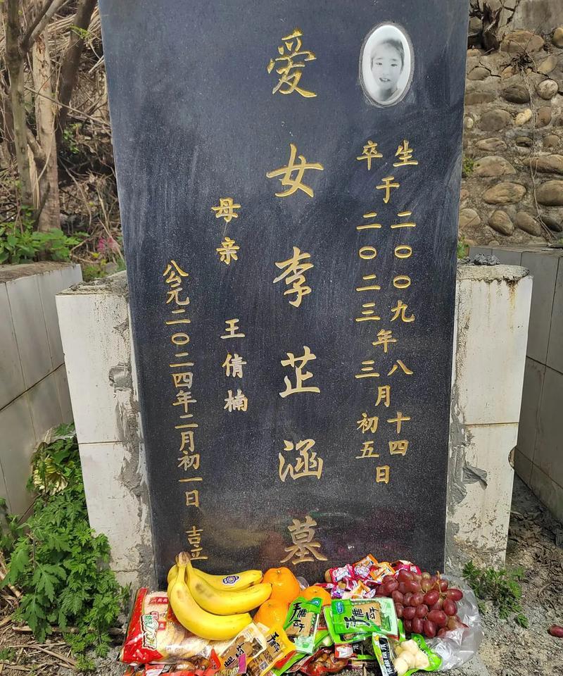 清明祭:寻找长眠在西双版纳橡胶林的女知青墓碑