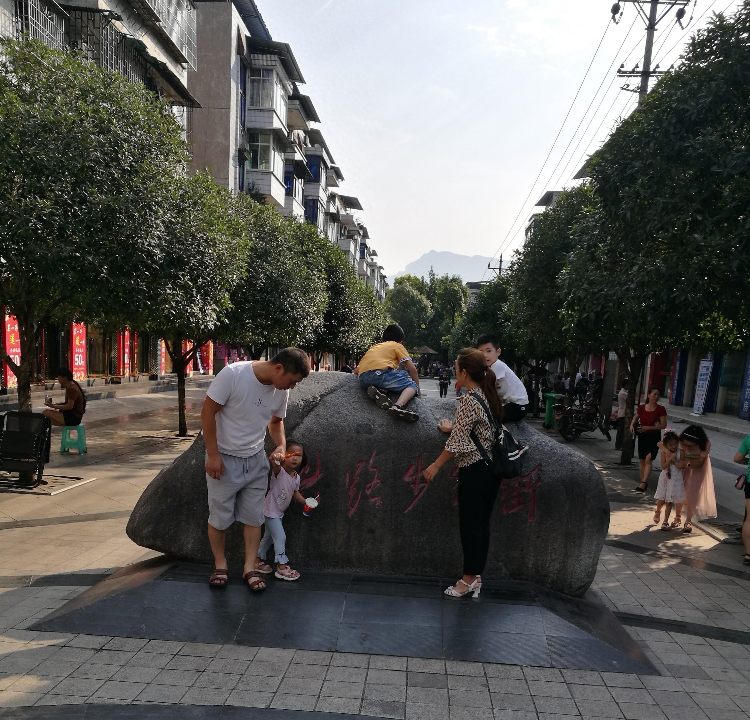 重庆合川与北碚,渝北,四川广安华蓥市交界的三汇镇,萧条好突然