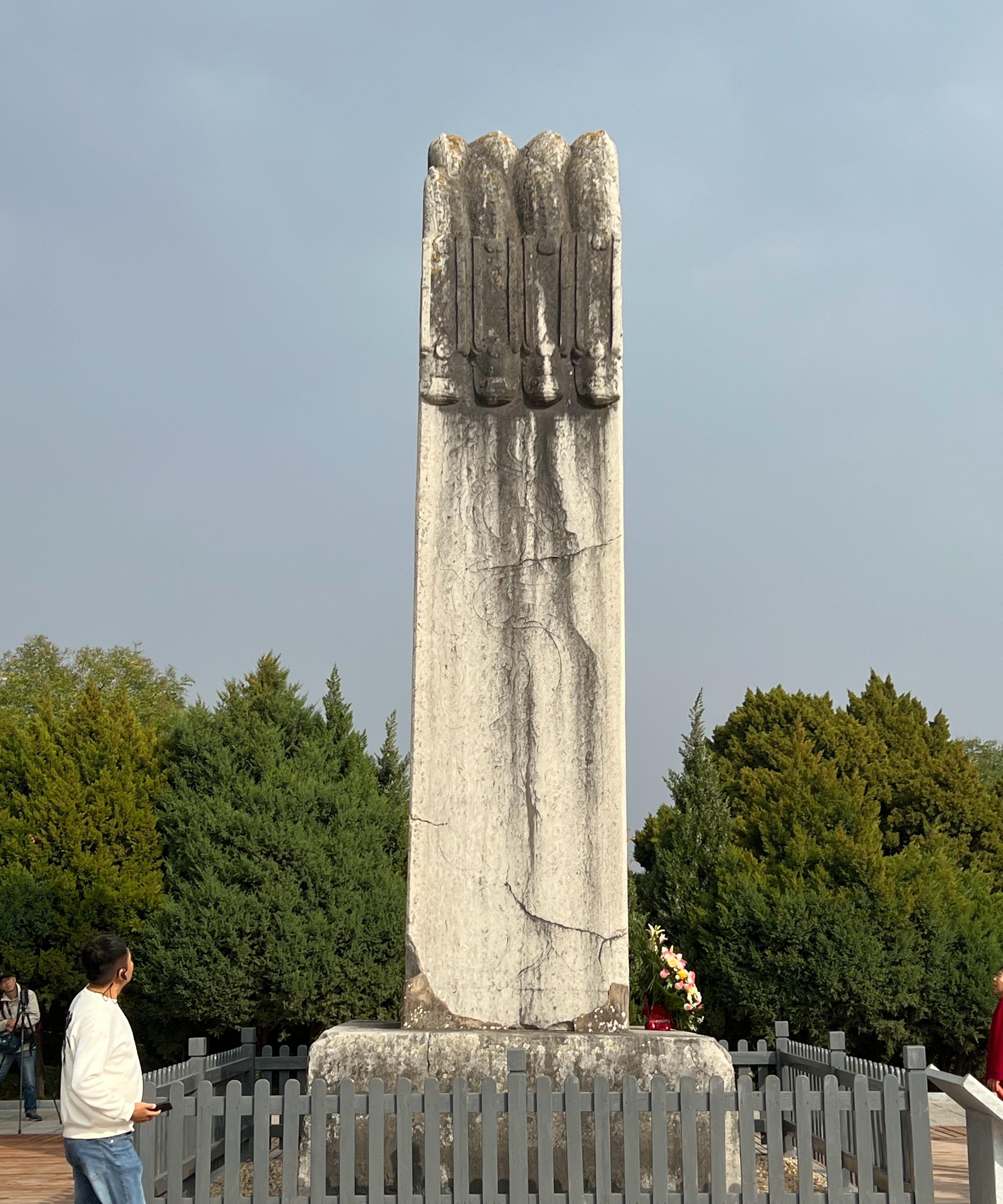 武则天墓前立下无字碑千年来无人能解却被一河南老农破解