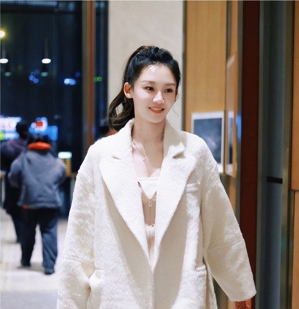 郑恺苗苗深夜约会!穿拖鞋看电影超甜,五年婚姻打脸质疑