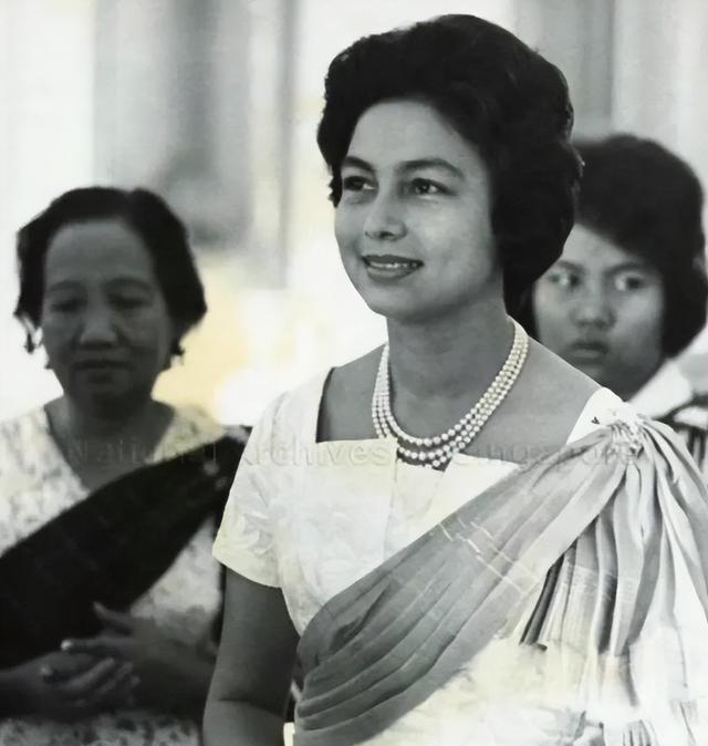 西哈努克娶过6位妻子,包括小姨和表妹,遇到莫尼列之后浪子回头