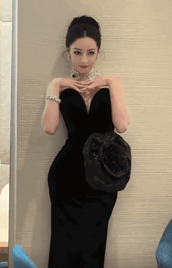 迪丽热巴惊艳巴黎!黑色礼服展现完美身材,网友:美得不像真人