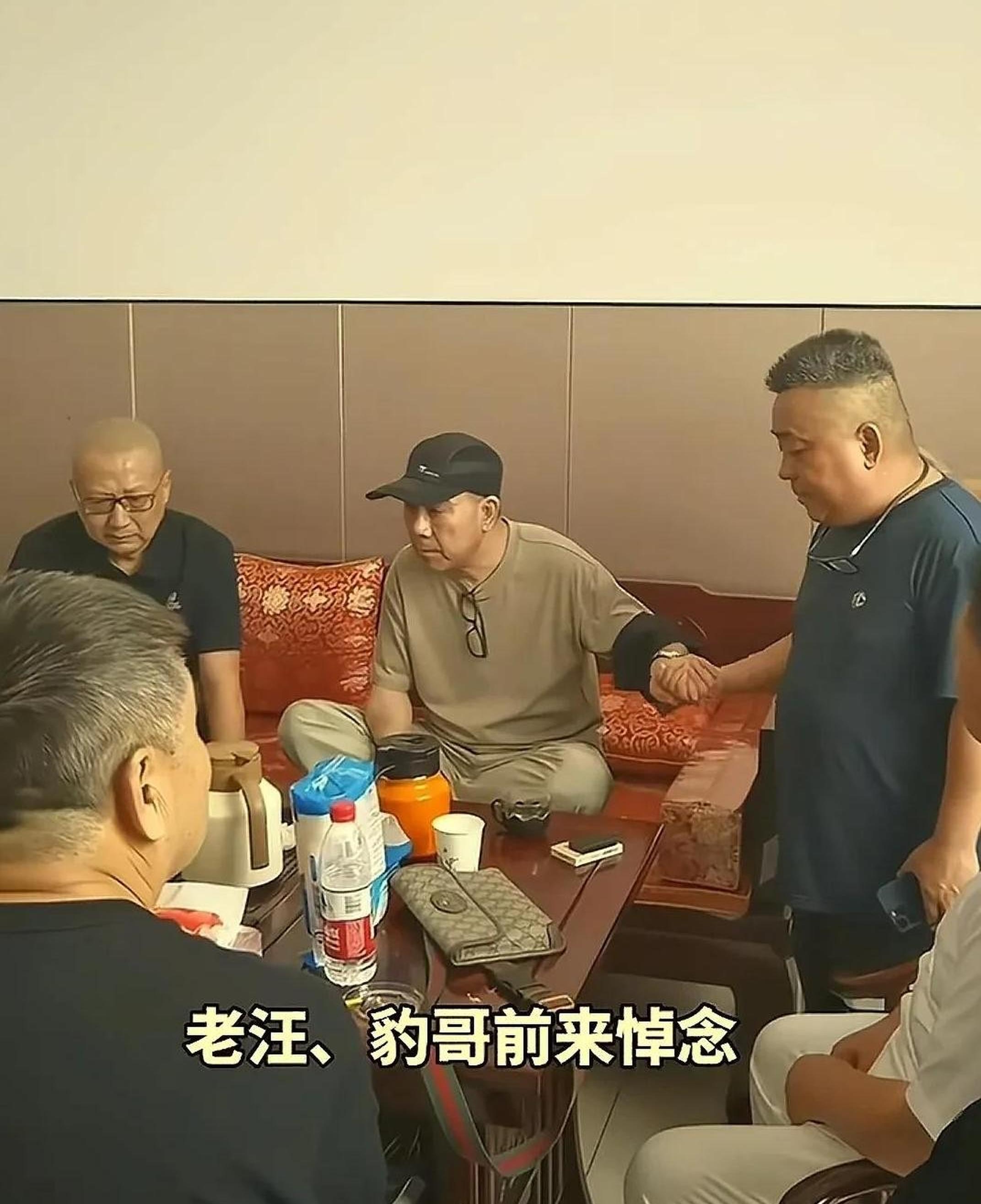 杨议和豹哥握手言和老汪当和事佬豹哥鞠躬致歉杨议主动伸手
