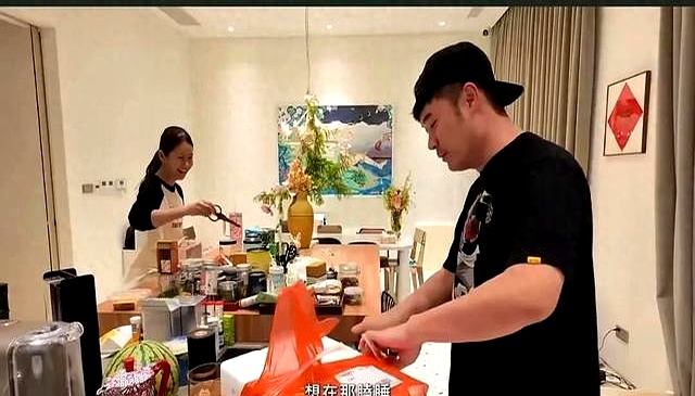 陈赫上海豪宅内景曝光,厨房大到离谱,张子萱素颜状态引热议