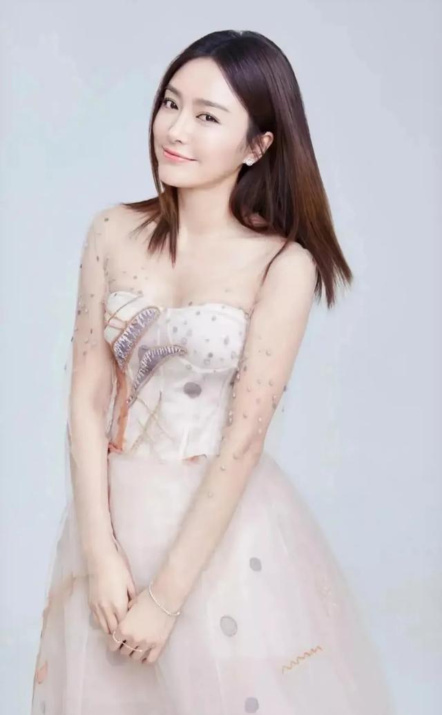 "知画"秦岚竟跨界代言胸罩,这反差你接受吗?