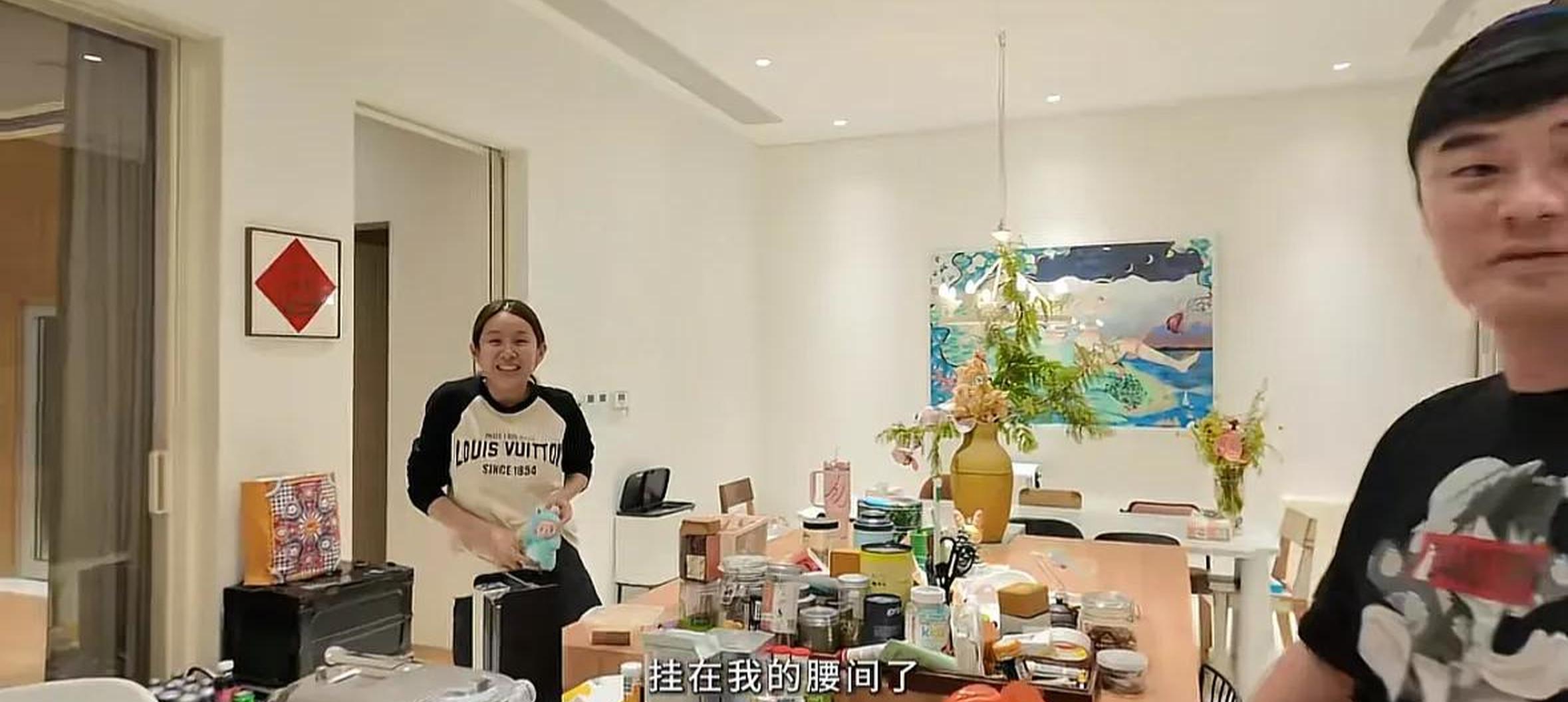 陈赫上海豪宅厨房首曝光!做酱蟹台面乱糟糟,张子萱素颜出镜