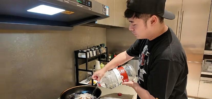明星厨房也凌乱?陈赫388平豪宅做饭现场曝光