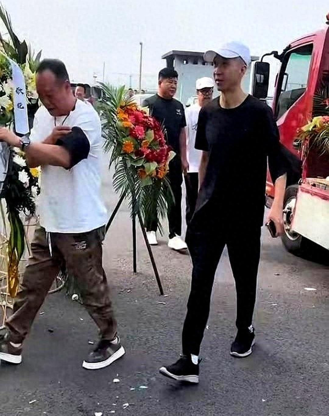 杨少华葬礼已毕长子杨威扛幡摔盆哭喊爸爸小儿子杨议捧骨灰盒