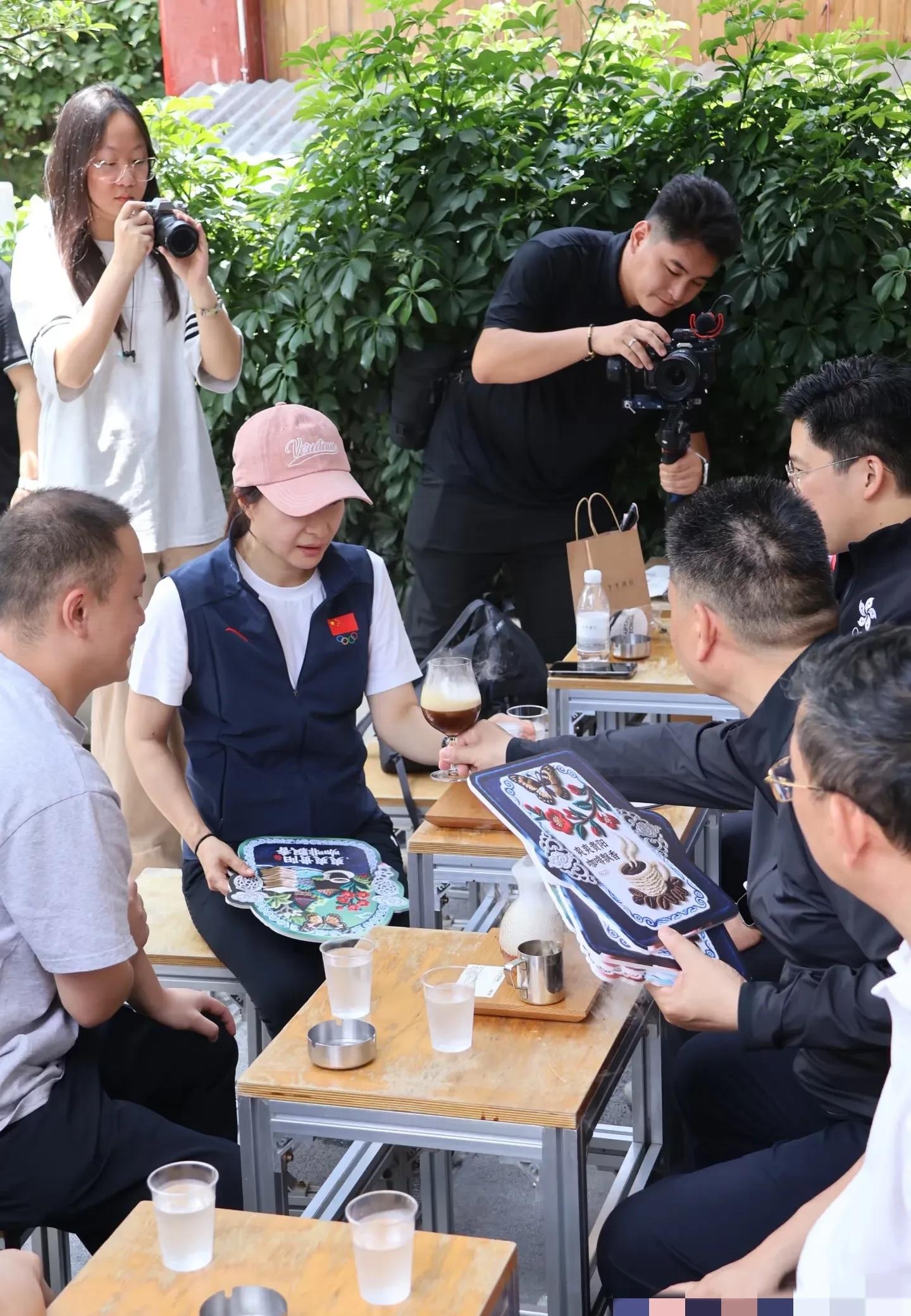 郭晶晶霍启刚贵州逛吃带三娃看非遗全家接地气引围观