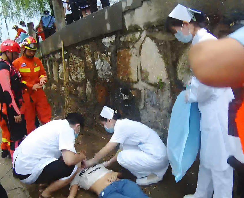 男医生救落水女孩为其心肺复苏,却被她家人指控骚扰,当晚报应来了