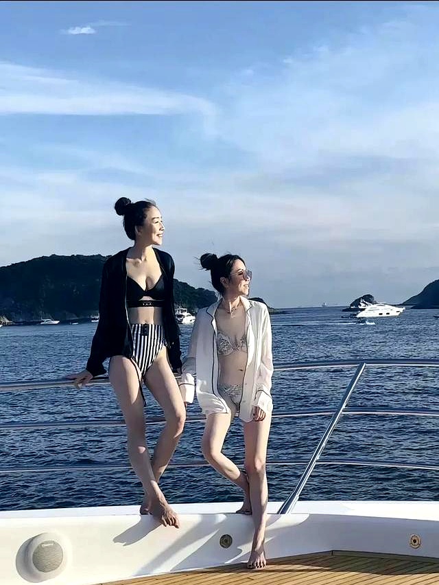 33岁邓紫棋泳装造型,少女感十足