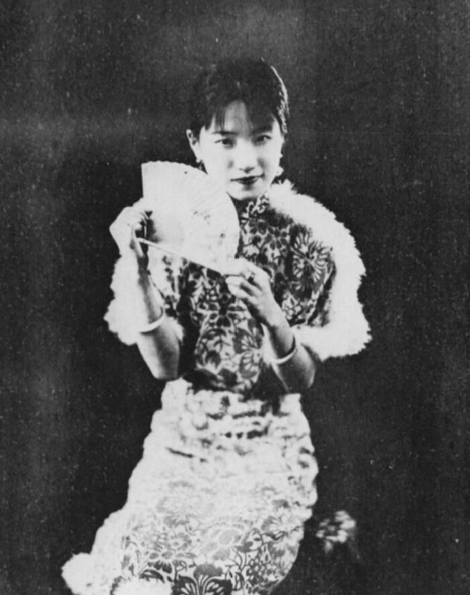 刘文彩三姨太凌君如有多美?1932年18岁留影,单手扶面,皮肤白皙