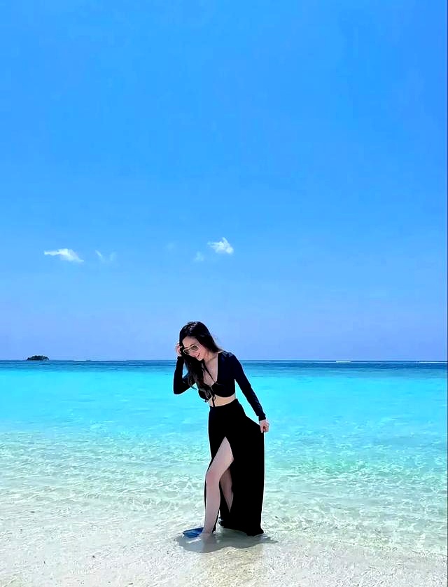 33岁邓紫棋泳装造型,少女感十足