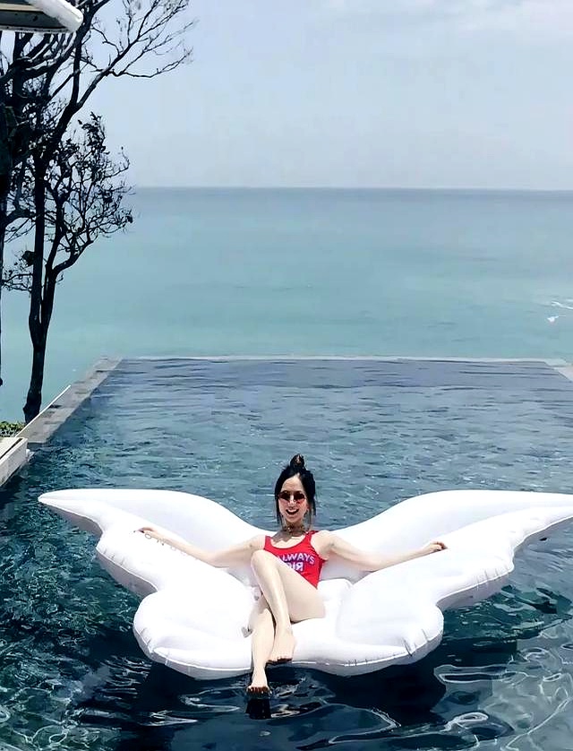 33岁邓紫棋泳装造型,少女感十足