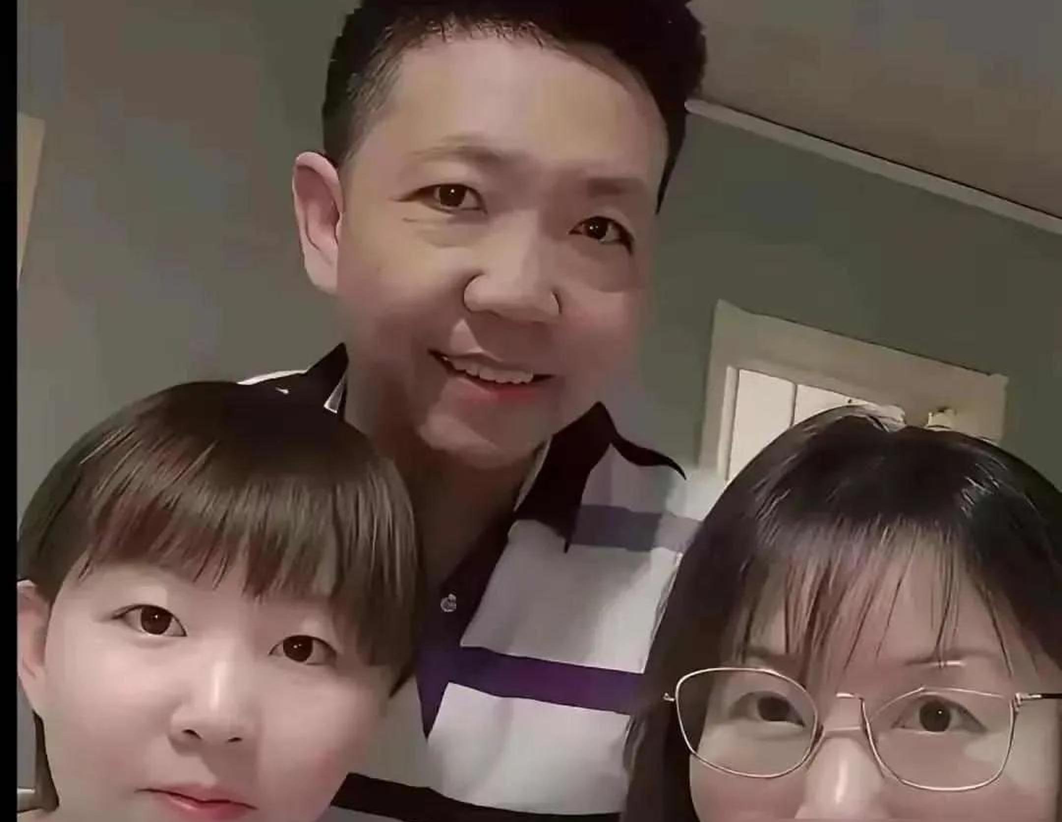 朱雨玲和男友见双方父母,一起拍了张全家福,雨玲很像妈妈!