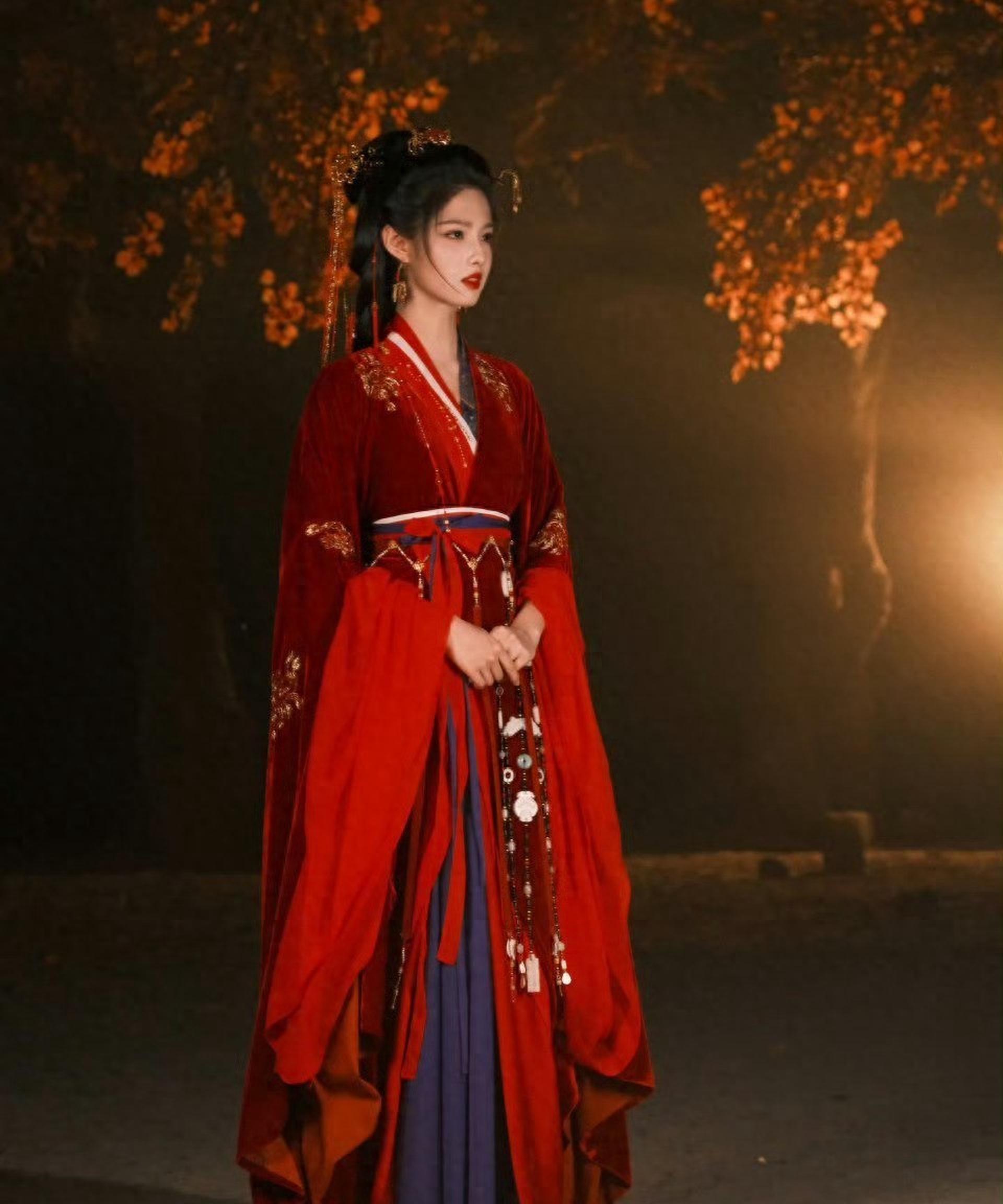 恭喜!艾米终于有女主戏了,一袭红色古装衣裙,神圣又明艳