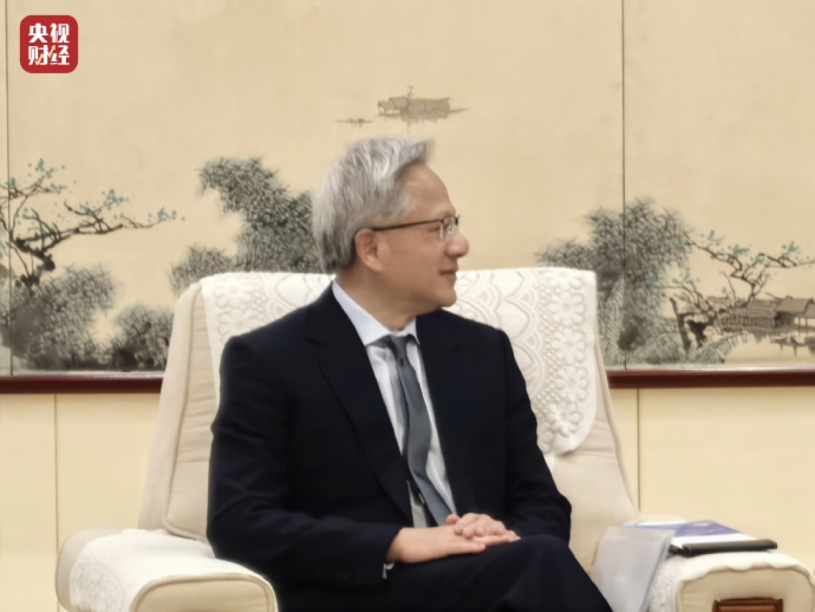 黄仁勋三度访华，穿唐装、说中文、见雷军，主打一个精明！