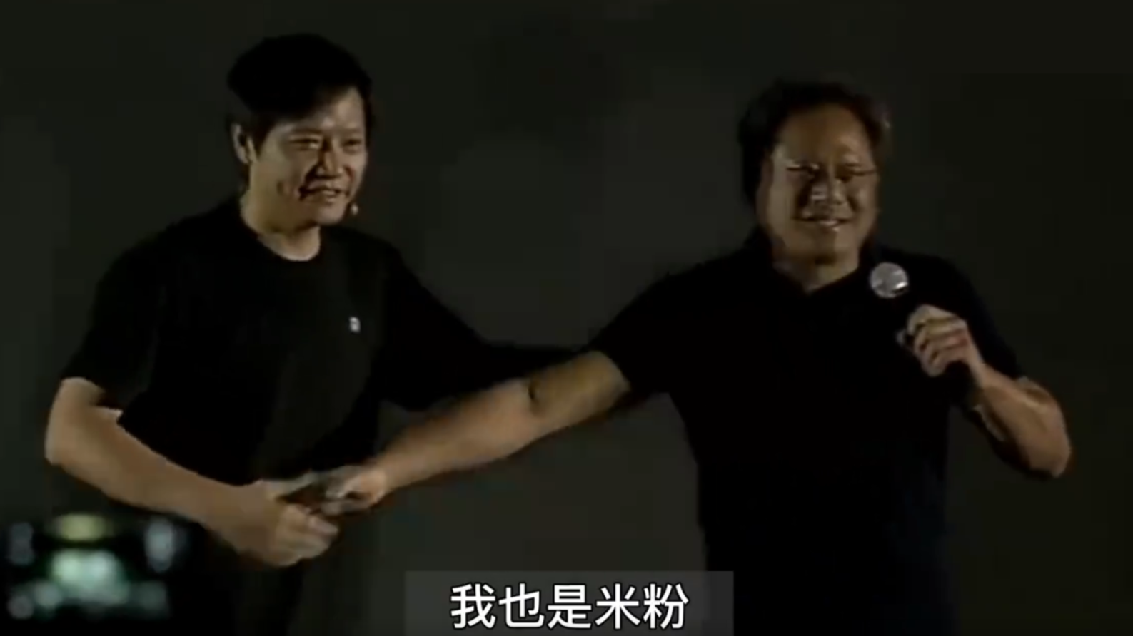 黄仁勋三度访华，穿唐装、说中文、见雷军，主打一个精明！