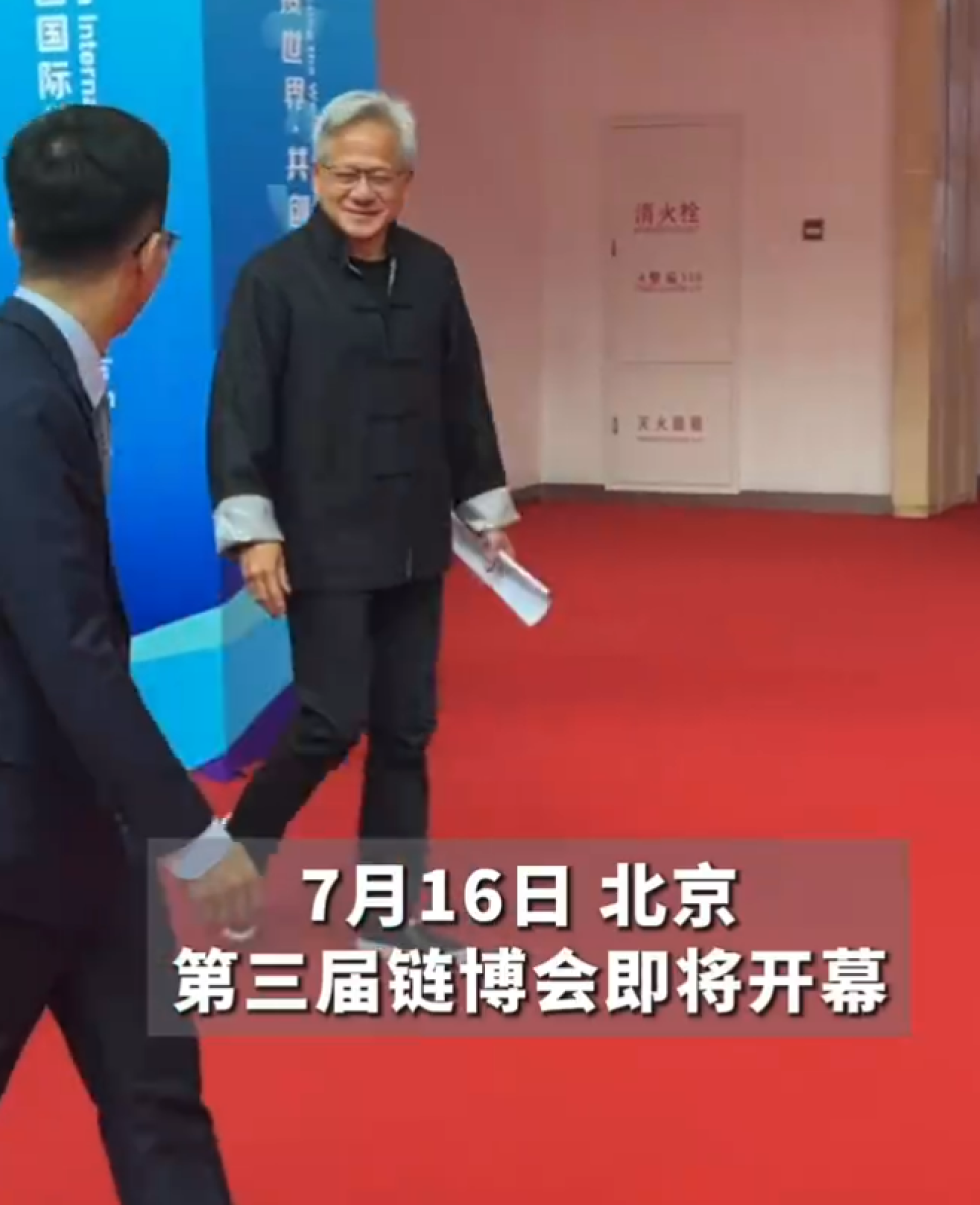 黄仁勋三度访华，穿唐装、说中文、见雷军，主打一个精明！