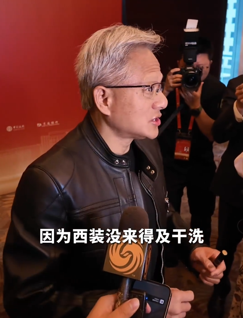 黄仁勋三度访华，穿唐装、说中文、见雷军，主打一个精明！