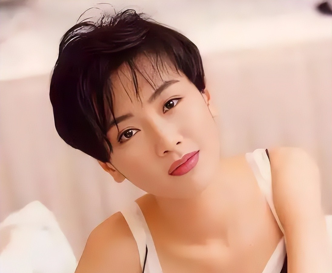 袁洁莹:从短发女神到独居,三段情伤咋毁了她?