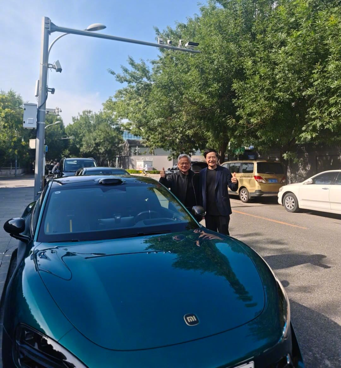 黄仁勋三度访华，穿唐装、说中文、见雷军，主打一个精明！