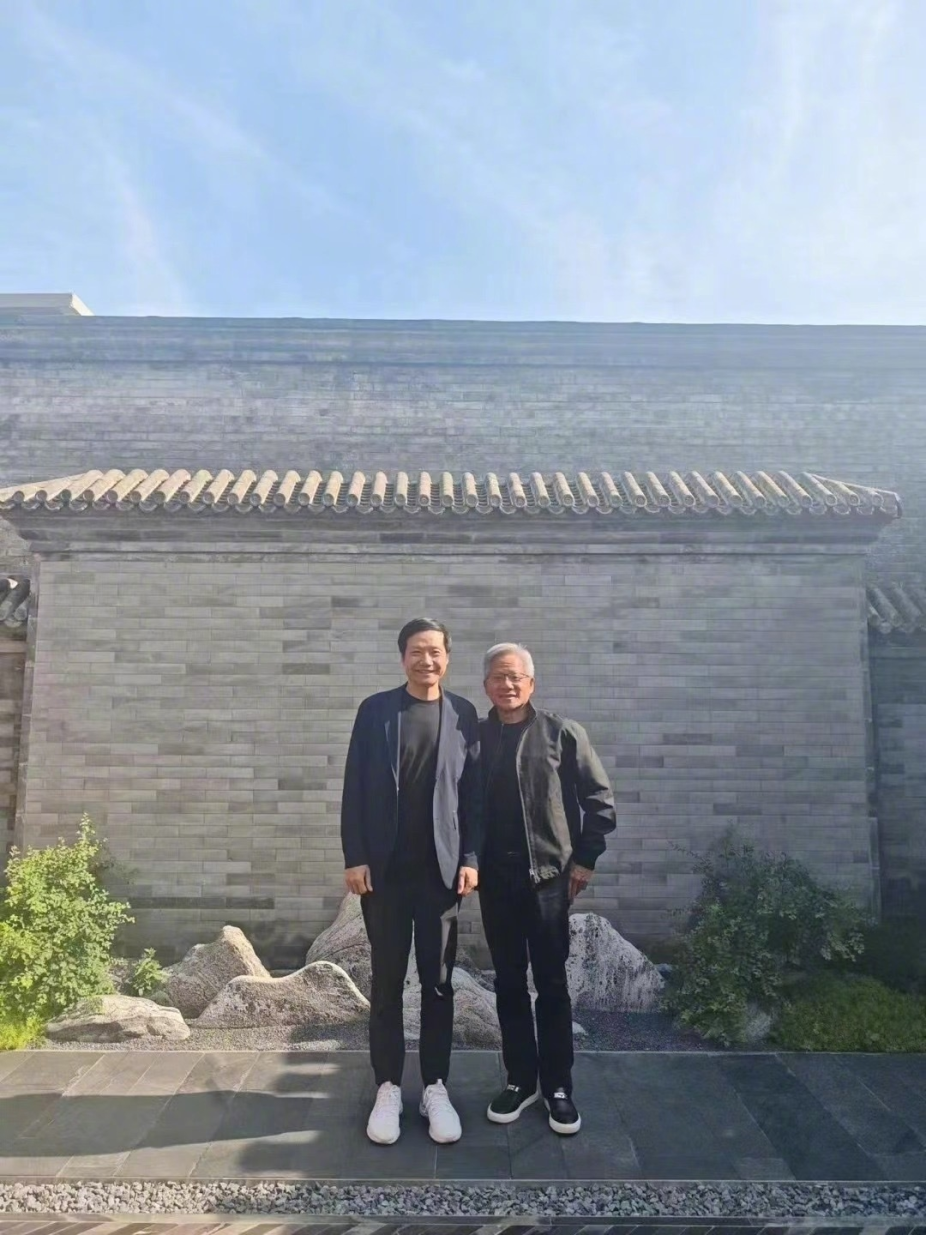 黄仁勋三度访华，穿唐装、说中文、见雷军，主打一个精明！